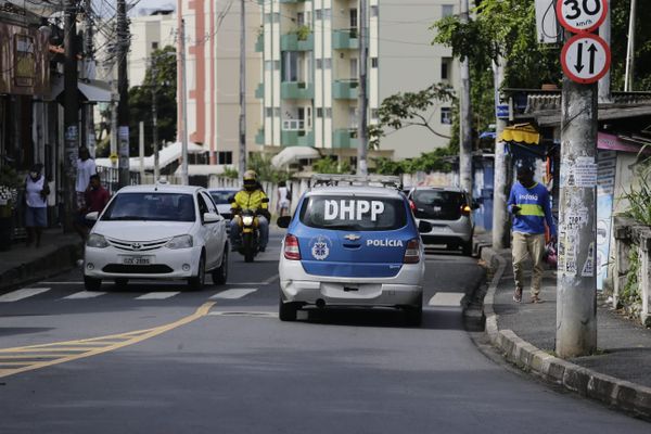 Viaturas da polícia circulam por Cosme de Farias