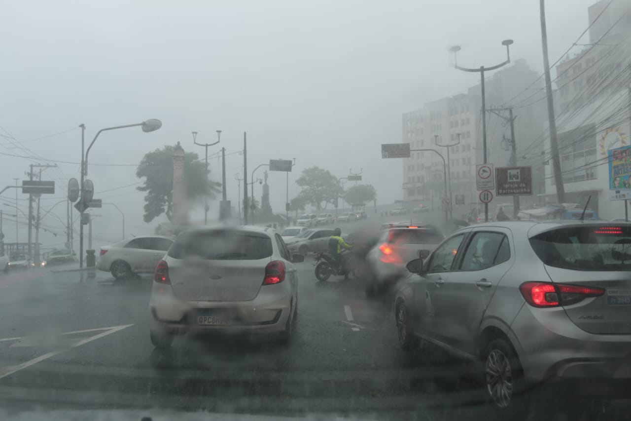 Chuva em Salvador por Ana Lúcia Albuquerque/CORREIO