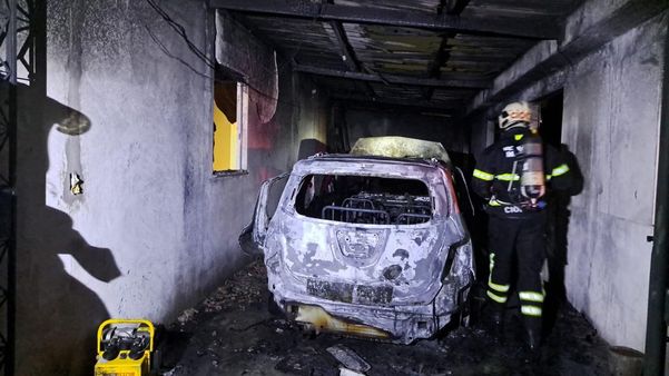Carros ficaram destruídos após incêndio