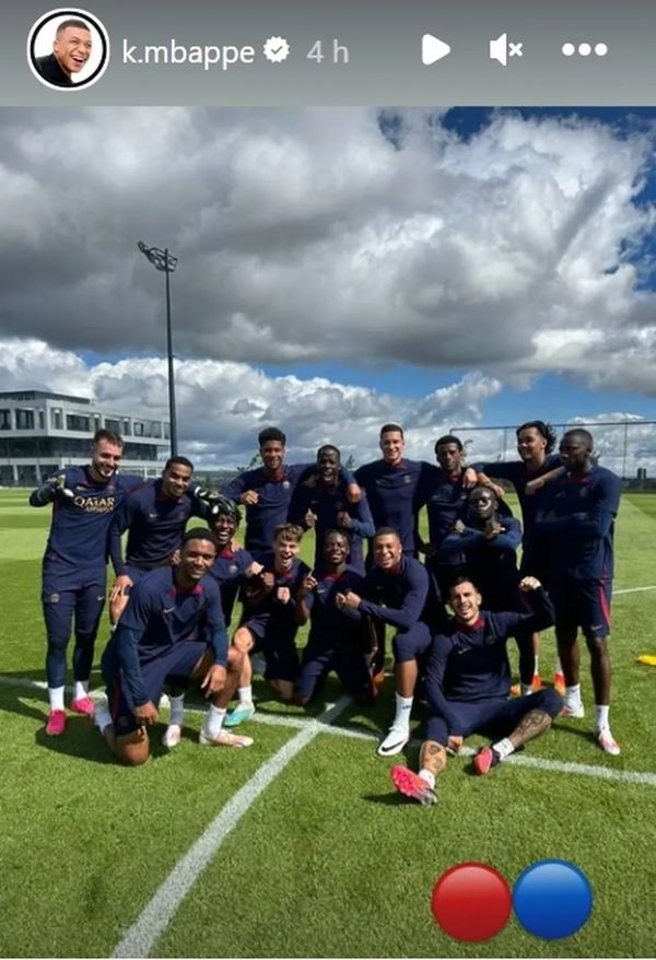 Mbappé com outros jogadores 