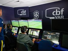 Imagem - CBF demite chefe de arbitragem e anuncia argentino e italiano em comitê que comandará o setor