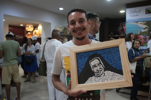Artesão Tiago Porto, de 39 anos, produz quadros a partir de cascas de ovo por Ana Albuquerque/CORREIO