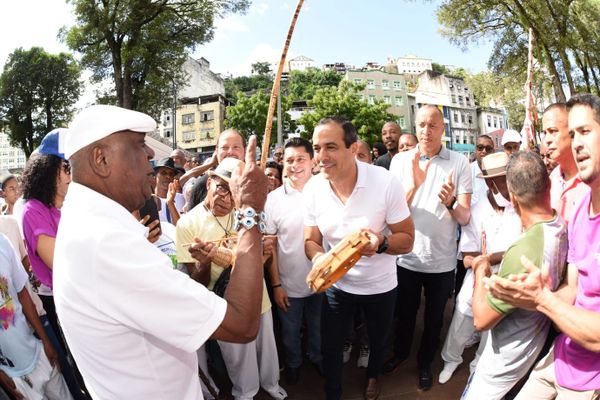 Mestres fizeram uma roda para o prefeito tocar e dançar