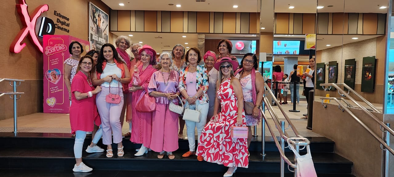 Grupo de amigos torna-se viral ao usar fato cor de rosa para assistir ao  filme Barbie