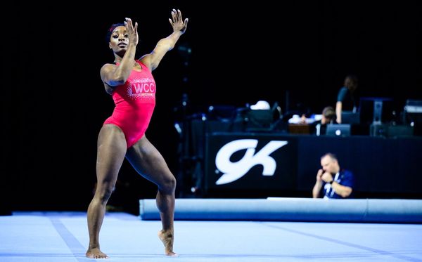 Simone Biles em treino de pódio do US Classic