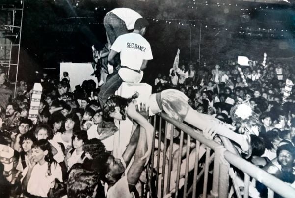 Público tenta invadir área reservada na Fonte Nova, durante show de Xuxa em 1989 por Fernando Amorim/Arquivo CORREIO