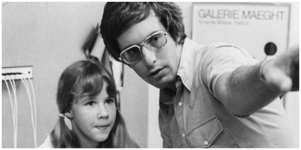 Linda Blair e William Friedkin no set de o Exorcista, de 1973