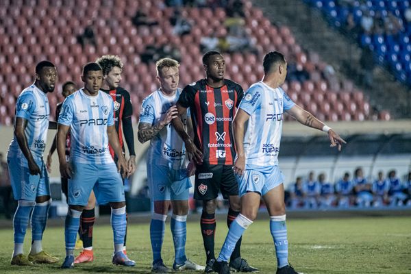 O zagueiro Yan Souto e o atacante Iury Castilho se preparam para a bola aérea diante do Londrina