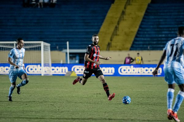 Zagueiro Wagner Leonardo avança diante do Londrina, no estádio do Café