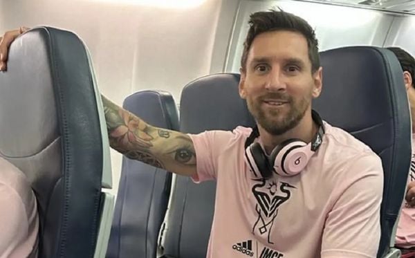 Messi na classe econômica em voo do Inter Miami por Reprodução