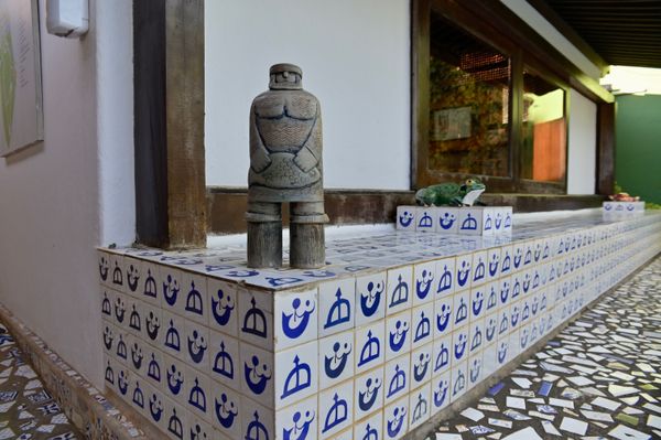 Os azulejos de Carybé estão presentes em diversas partes da casa
