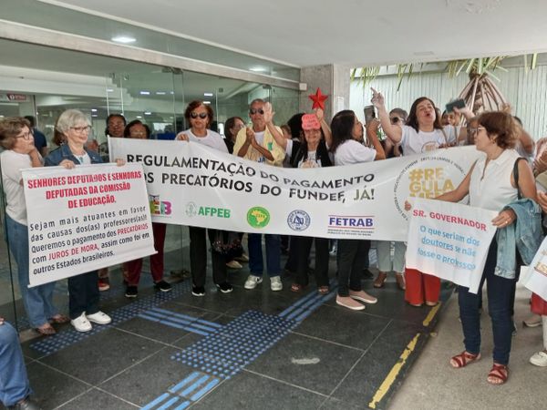 Professores fazem protesto na Assembleia