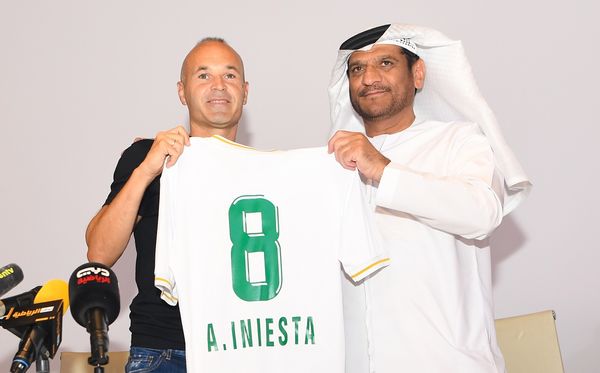 Iniesta foi anunciado pelo Emirates Club, de Dubai