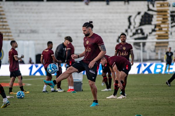 Léo Gamalho reforça o Vitória contra o Ceará após cumprir suspensão