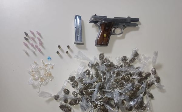 Drogas e arma foram apreendidas pelos policiais