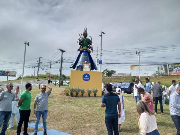 Estátua de Mãe Stella foi refeita após ato de vandalismo