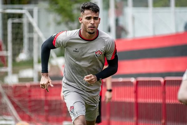 Lateral Railan está tratando um trauma no joelho direito