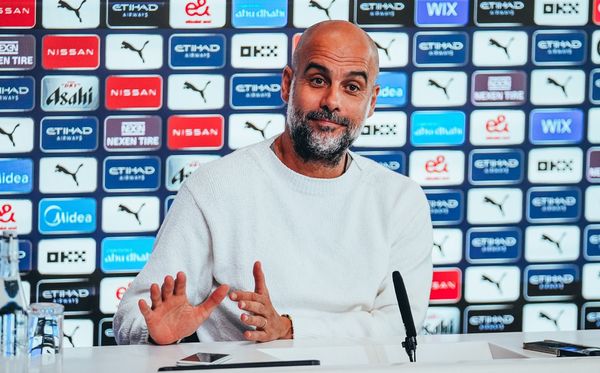 Pep Guardiola em coletiva de imprensa do Manchester City por Manchester City/Divulgação