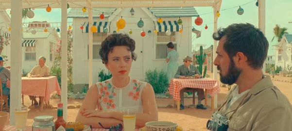 Scarlett Johansson e Jason Schwartzman em cena de Asteroid City