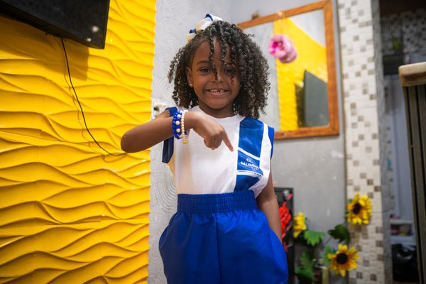 Aluna mostra novo uniforme
