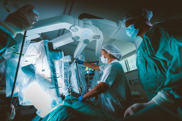 Hospital Mater Dei utiliza IA para cirurgias robóticas e organização de escala