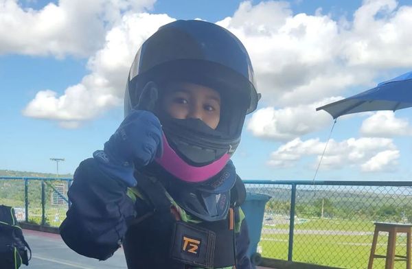 Nicolle Campos tem apenas oito anos e compete no kart e no motocross