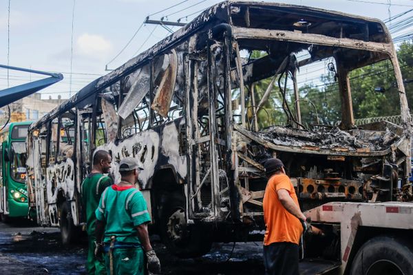 Ônibus foi destruído pelo fogo em Jardim Santo Inácio
