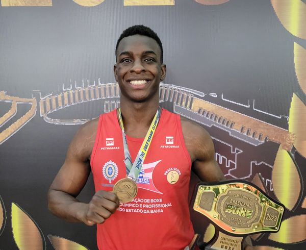 Keno Marley exibe medalha e troféu do penta no Campeonato Brasileiro de Boxe 2023