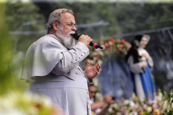 Padre Antônio Maria fez show no Largo de Roma