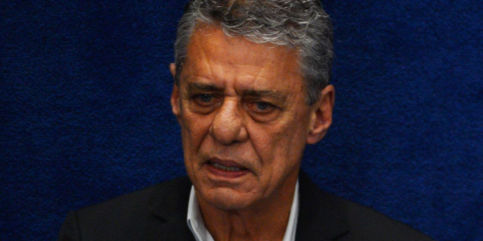 Newspaper Mail |  Chico Buarque is hospitalized and undergoes knee surgery