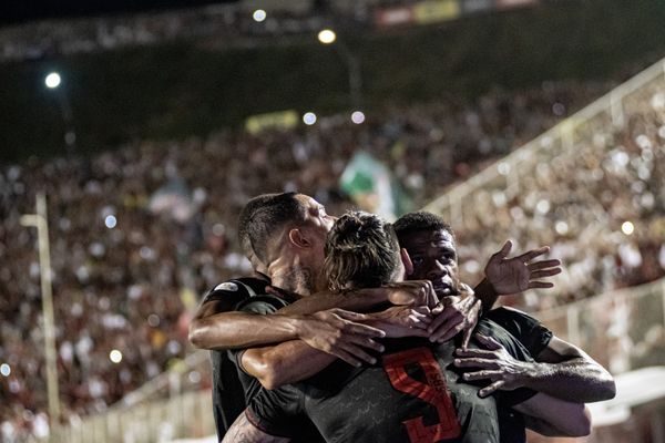 Jogadores do Vitória festejam diante da torcida em jogo contra o Ceará