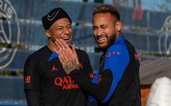 Mbappé e Neymar em treino do PSG