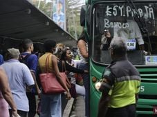 Imagem - Pai de autista diz ter sido impedido de entrar em ônibus com filha; empresa nega