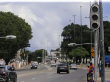 Imagem - Perigo nas ruas: 7 a cada 10 brasileiros têm medo de ser assaltados quando param na sinaleira