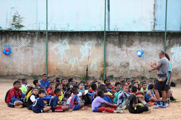 Em maio, Bahia visitou escolinha no campo do Marisko; equipamento será utilizado