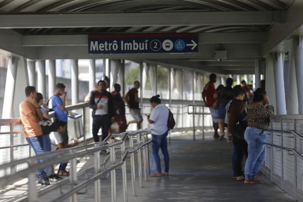 Passageiros enfrentam transtornos após o metrô ter o serviço interrompido