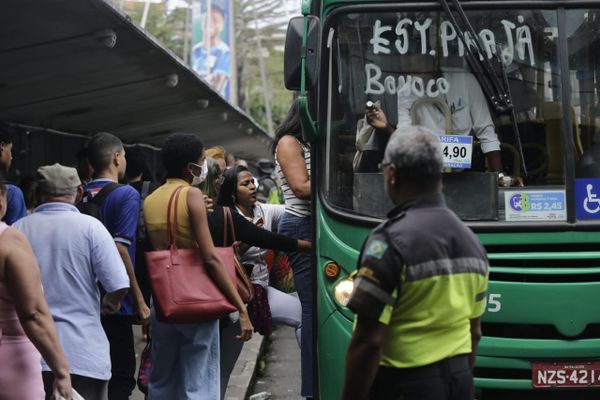 Passageiros precisaram pegar ônibus lotados após paralisação do metrô