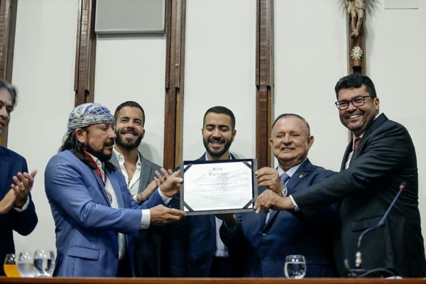 Bell, os filhos, o presidente da Alba Adolfo Menezes, e o deputado Marcinho Oliveira