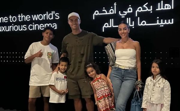 Cristiano Ronaldo com a família no 'cinema mais luxuoso do mundo'