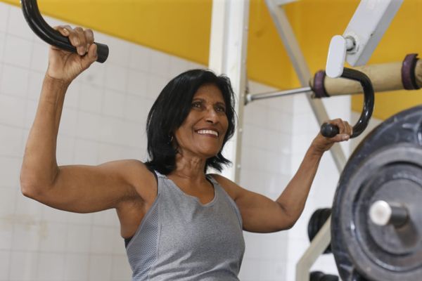 Aos 78 anos, Iranildes mantém uma rotina de atividade física. Ela usa suplementos como whey e creatina
