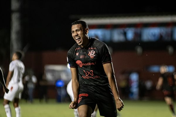 Atacante Zé Hugo deu os passes para os gols de Léo Gamalho e Iury Castilho contra o Botafogo-SP