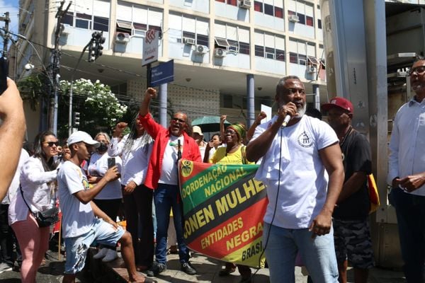 Protesto acontece em frente à sede da Polícia Civil