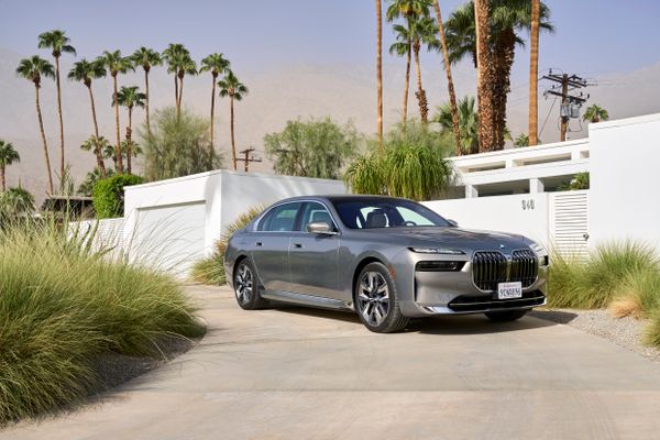 Na versão xDrive60, o BMW i7 tem dois motores elétricos e autonomia para rodar 479 km 