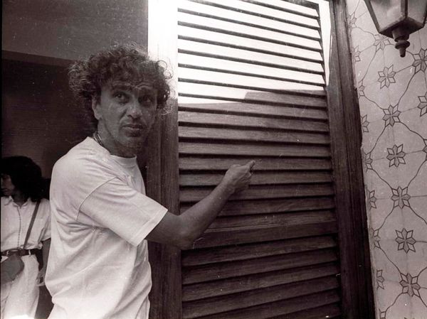 Caetano Veloso mostra onde um dos três tiros que atingiram sua casa, em Ondina, em janeiro de 1990