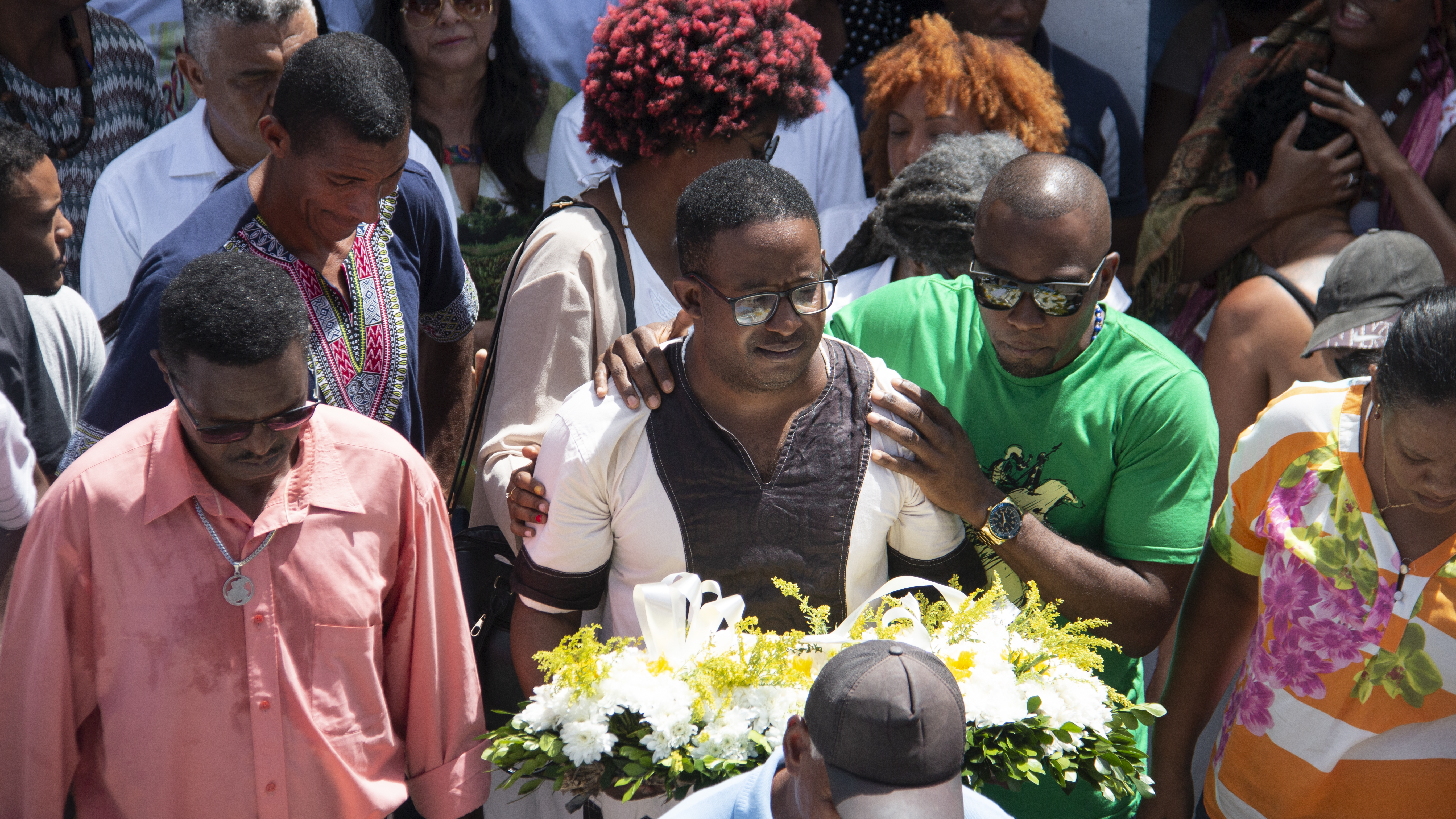 Filho de Mãe Bernadete durante velório por Ana Lúcia Albuquerque/CORREIO
