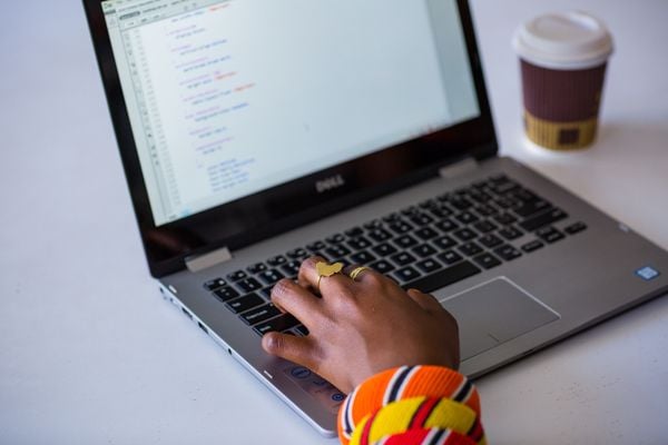 O programa tem duração de um ano e as aulas serão online, o que permite que se candidatem jovens de todo o Brasil.
