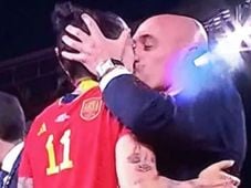 Imagem - Rubiales revela arrependimento por beijo forçado em Hermoso e joga culpa em jogadora