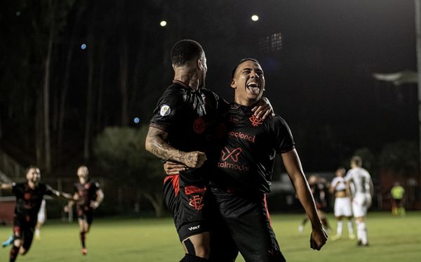Iury Castilho e Zé Hugo comemoram gol do Vitória sobre o Botafogo-SP no Barradão
