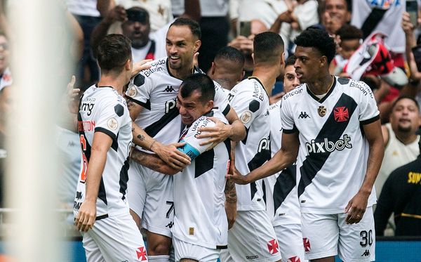 Jogadores do Vasco comemoram o gol de Serginho