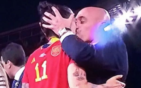 Luis Rubiales deu beijo na boca da meia Jenni Hermoso